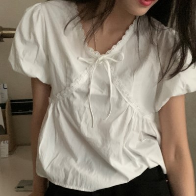 아테로 레이스 브이넥 리본 스트랩 셔링 어깨퍼프 반팔 블라우스