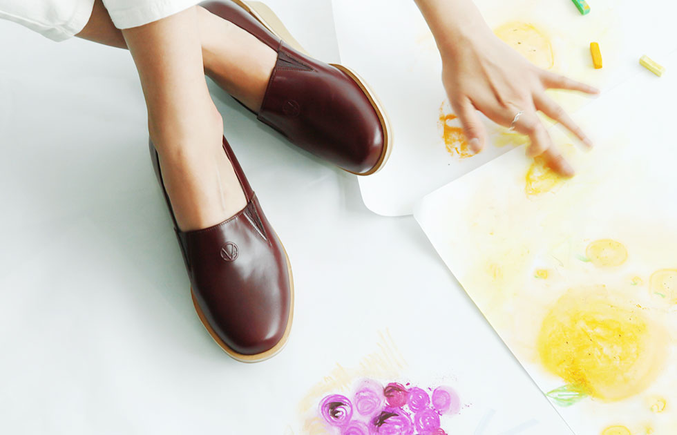 모든 것의 시작은 사랑이다. 아기를 가진 아내가 힐을 신지 못하게 되어 만든 Comfortable Classic Shoes.