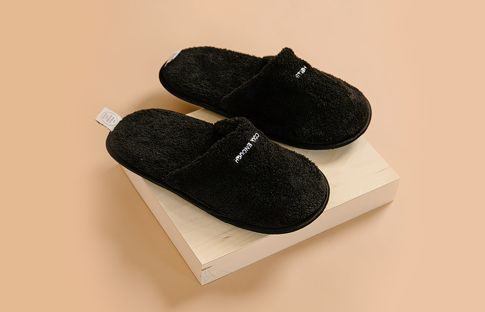 # WITH PEOPLE 적당한 굽과 가벼운 무게감으로 내 발보다 더 편안합니다.  소중한 사람과 함께 집 안에서 신는 THE TOWEL 