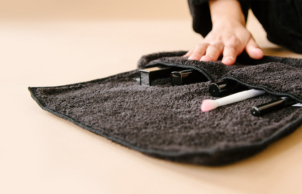 # NEW CLEANING 보송보송한 수건에 클렌징 케이스까지, 새로운 수납을 만나보세요. 부드러운 촉감으로 기분까지 좋게 만드는 THE TOWEL