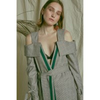 오프숄더 그린 트렌치코트