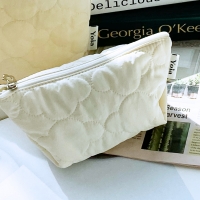 Quilted cloud pouch [zipper]