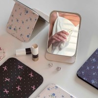 페이퍼가든 어도러블 스탠드 미러 휴대용 접이식 거울 꽃무늬 리본