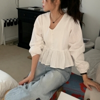 포트리 브이넥 코튼 프릴 레이스 블라우스