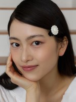 milky daisy hair pin