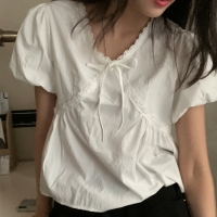 아테로 레이스 브이넥 리본 스트랩 셔링 어깨퍼프 반팔 블라우스