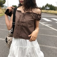 다쉬 어깨퍼프 오프숄더 셔링 레이어드 프릴 뷔스티에 단추 블라우스