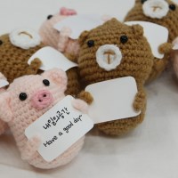 내일의공간 메모판 들고 있는 손뜨개 미니 인형