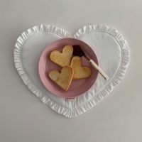 위에 oui:e 블랙앤화이트 하트프릴 테이블매트 키친크로스 다꾸매트