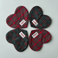 위에 oui:e 크리스마스 하트 티코스터 컵받침