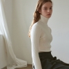 RIBBED TURTLENECK KNIT_WHITE