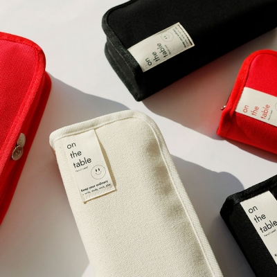 on the table 펜케이스