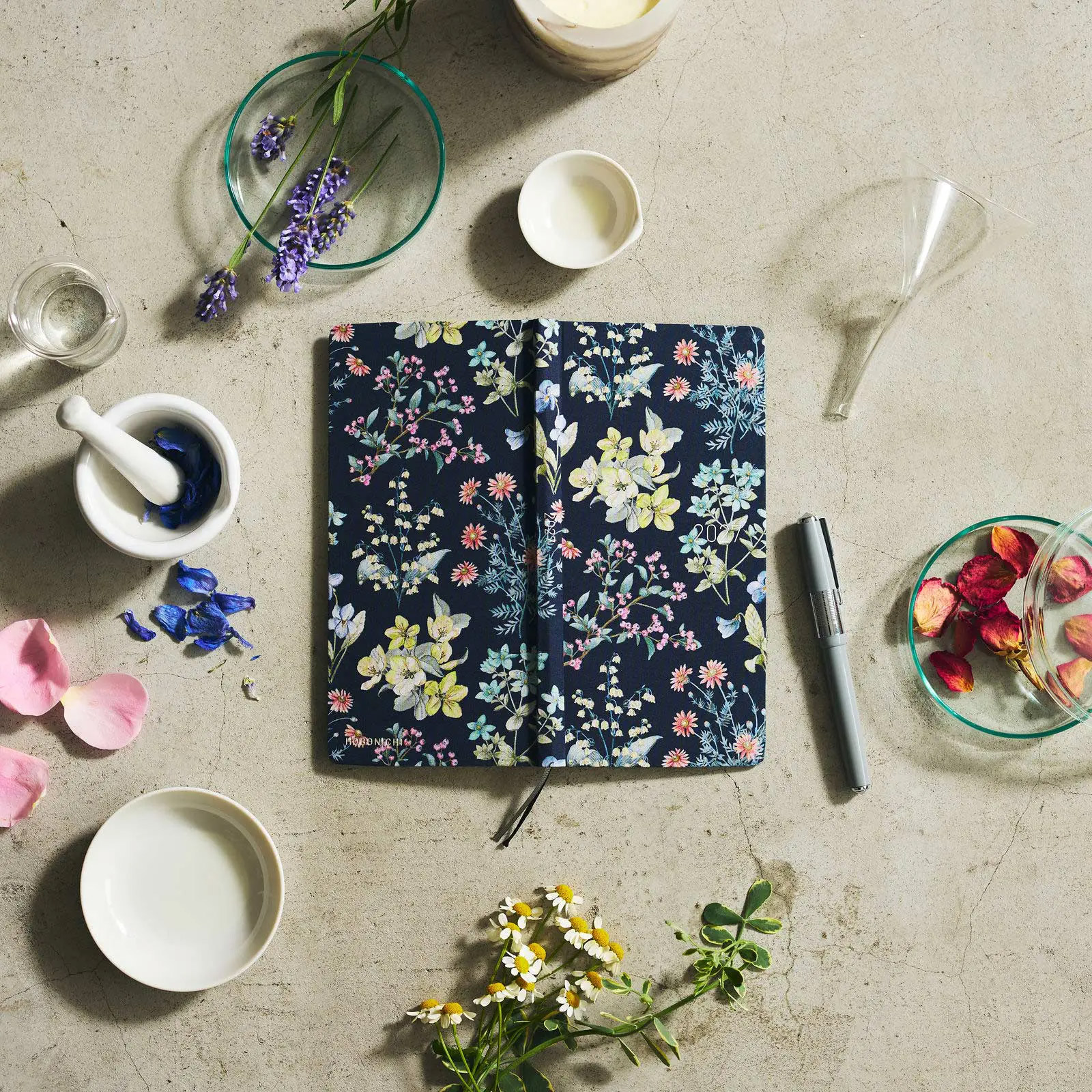 호보니치 윅스 Liberty Fabrics Floral Remedy 영어 버전 상세 이미지 2